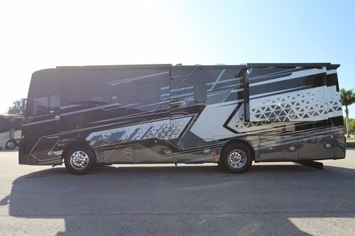 2025 Tiffin Motor Homes Allegro Red 33AA