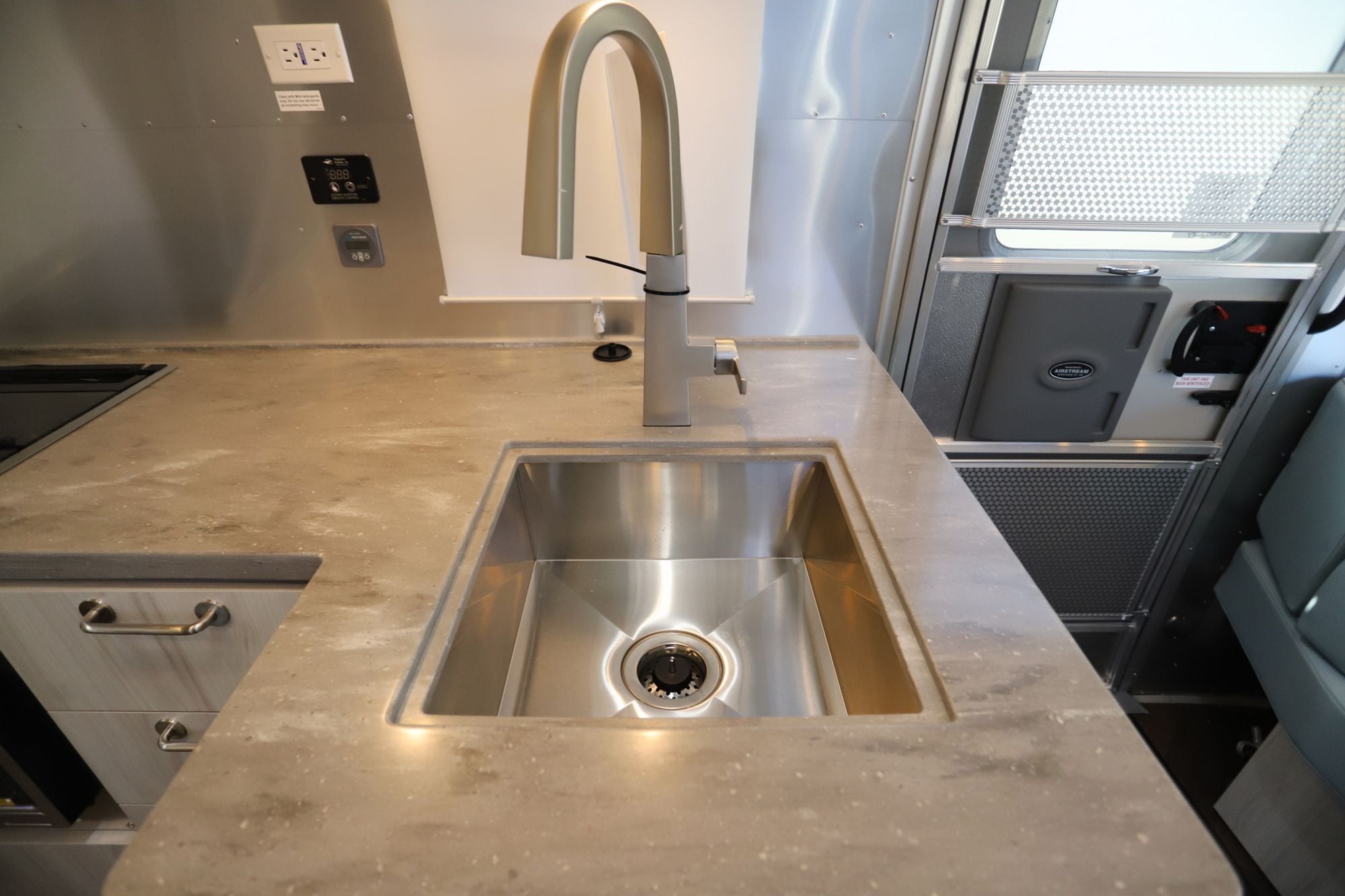 2026 Airstream International 27FB Travel Trailer New  For Sale