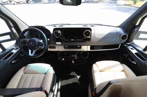 2024 Airstream Atlas Tommy Bahama E1