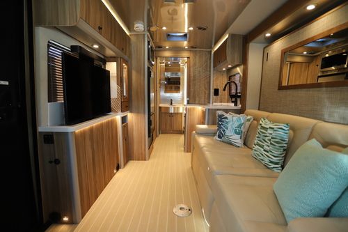 2024 Airstream Atlas Tommy Bahama E1
