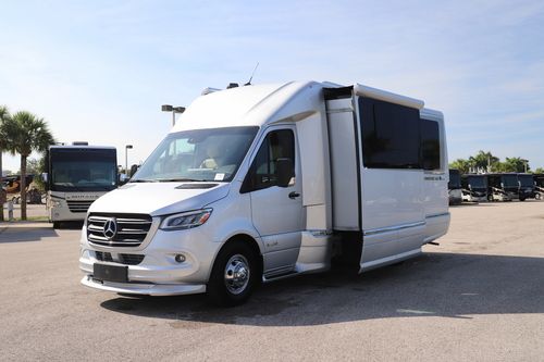 2024 Airstream Atlas Tommy Bahama E1