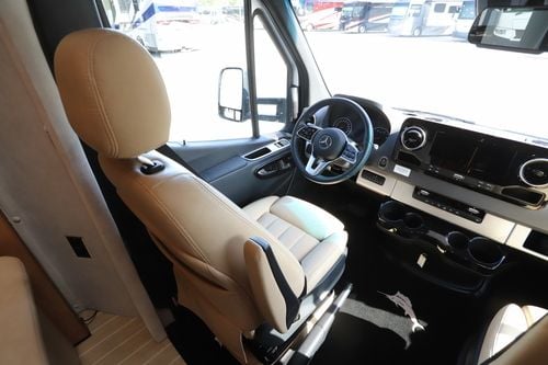 2024 Airstream Atlas Tommy Bahama E1