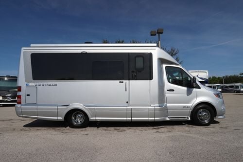 2024 Airstream Atlas Tommy Bahama E1
