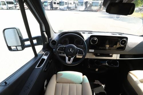 2024 Airstream Atlas Tommy Bahama E1