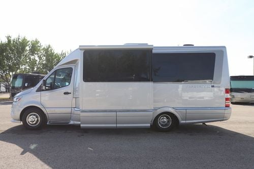 2024 Airstream Atlas Tommy Bahama E1