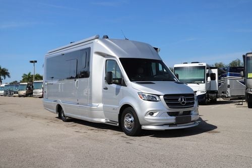 2024 Airstream Atlas Tommy Bahama E1