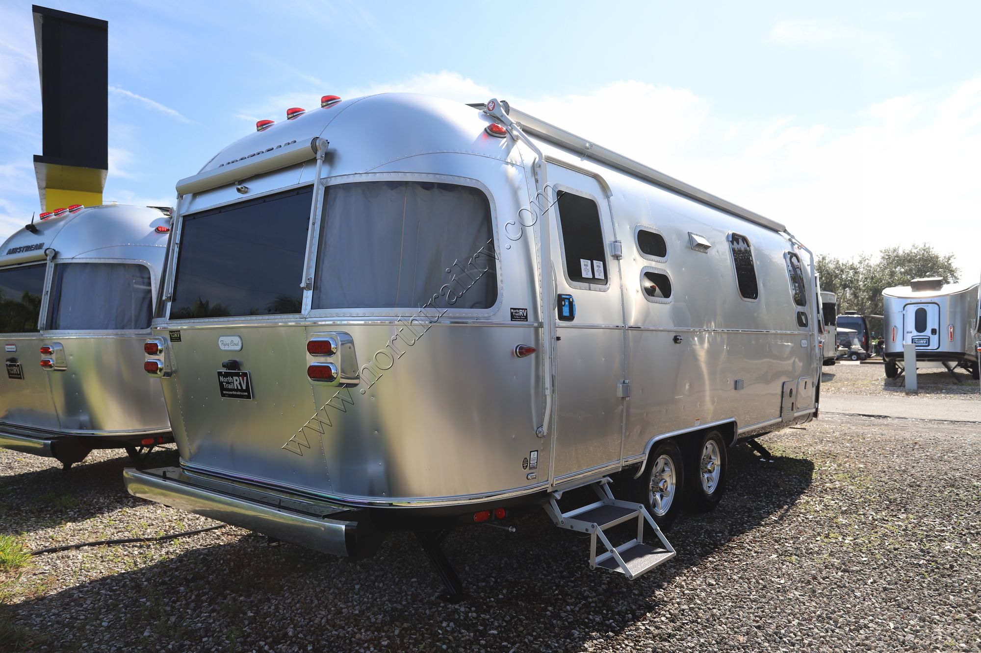 New 2026 Airstream Flying Cloud 25FB Travel Trailer  For Sale