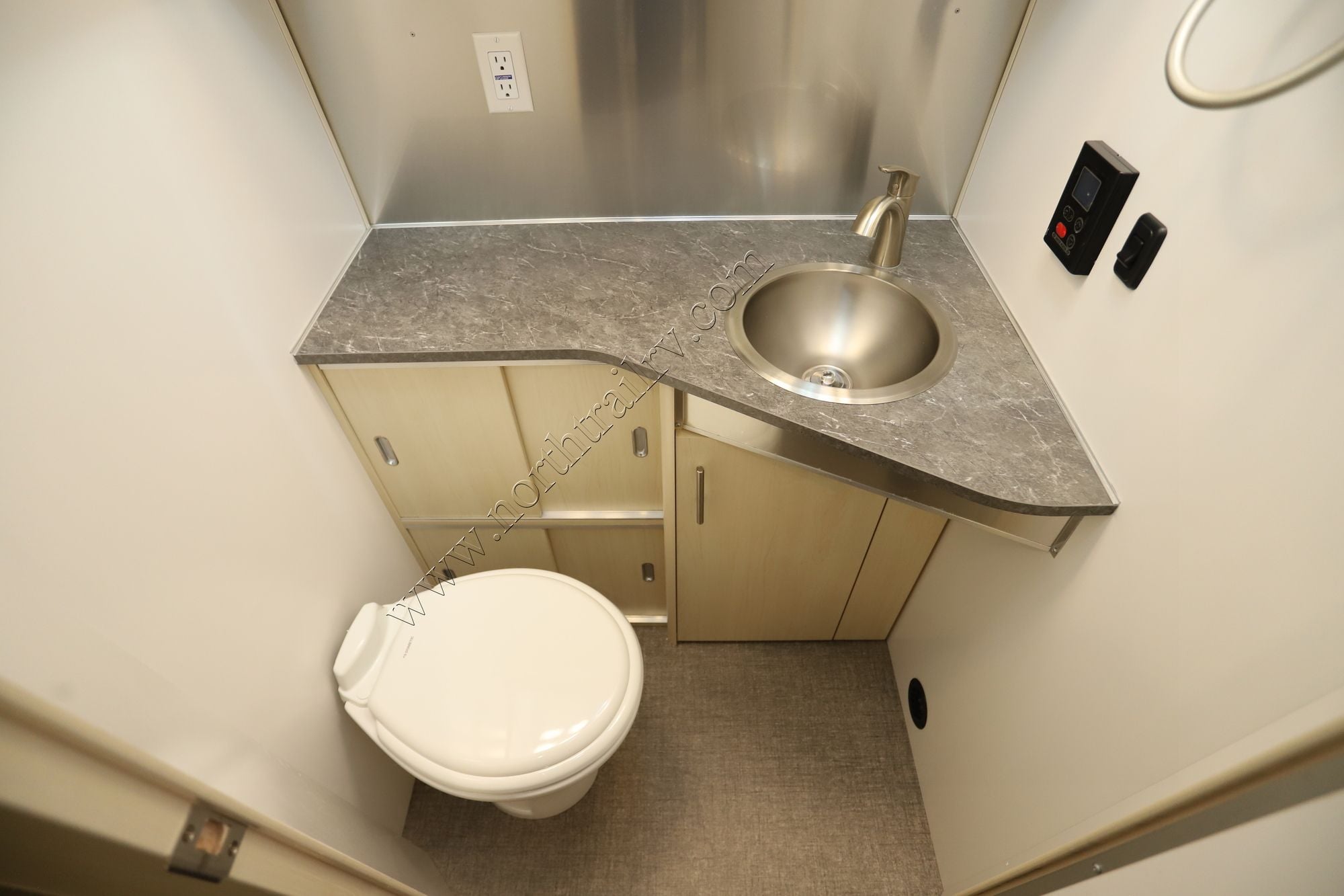 Used 2022 Airstream Flying Cloud 25FB Travel Trailer  For Sale