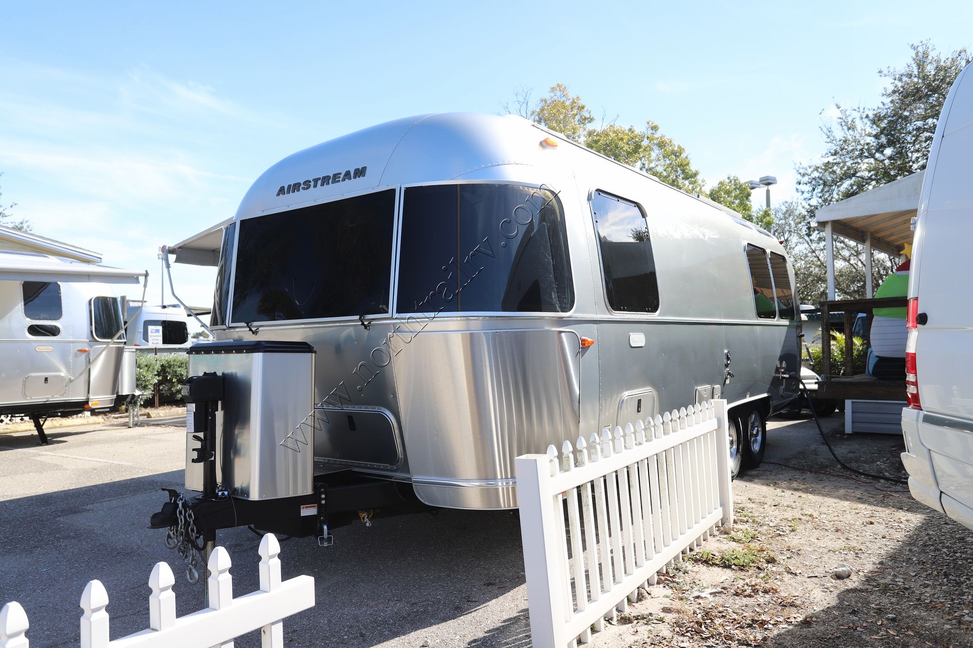 Used 2022 Airstream Flying Cloud 25FB Travel Trailer  For Sale