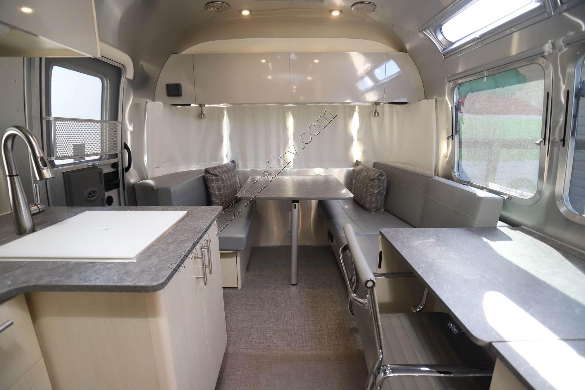 Used 2022 Airstream Flying Cloud 25FB Travel Trailer  For Sale