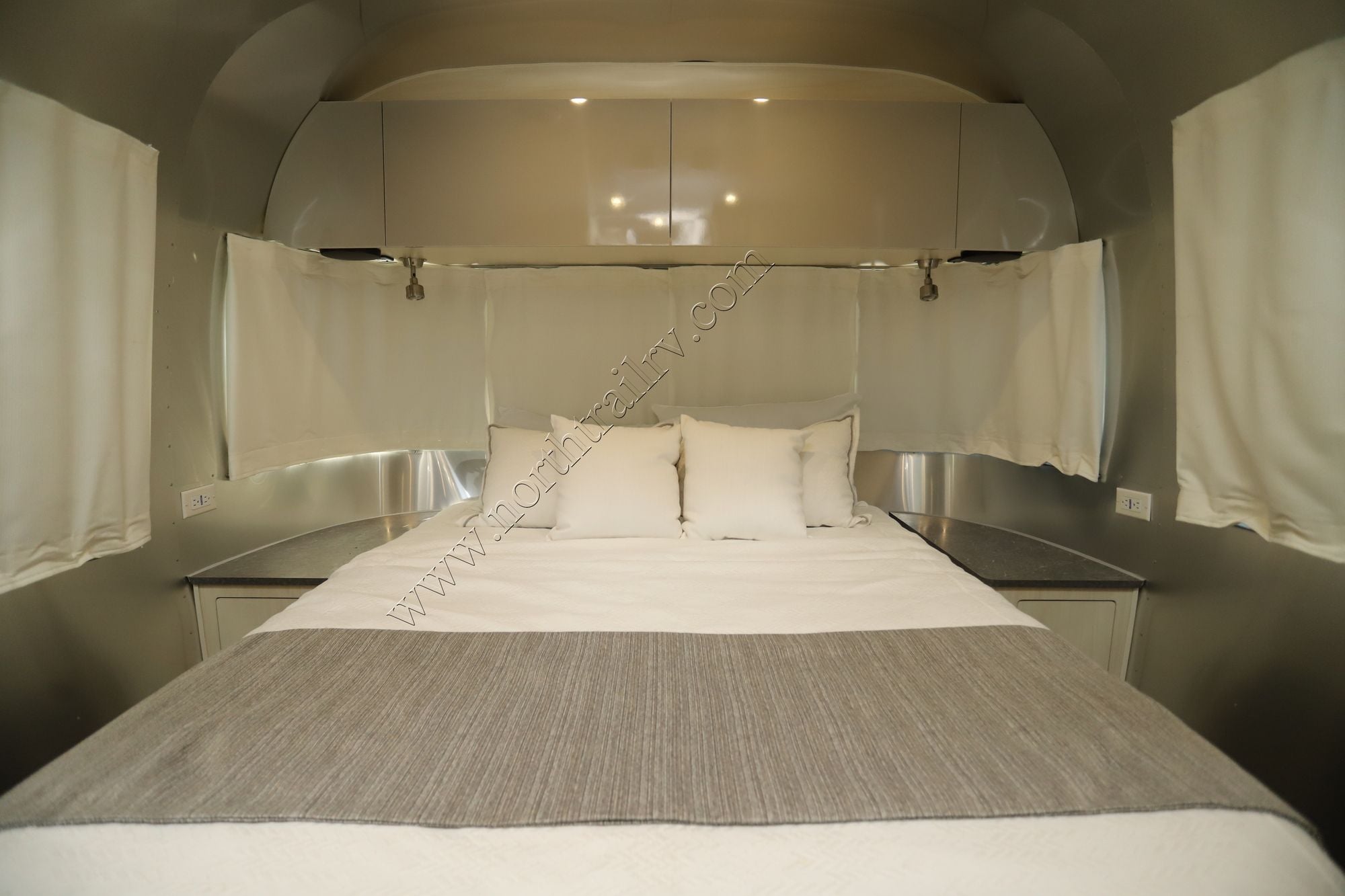 Used 2022 Airstream Flying Cloud 27FB Travel Trailer  For Sale