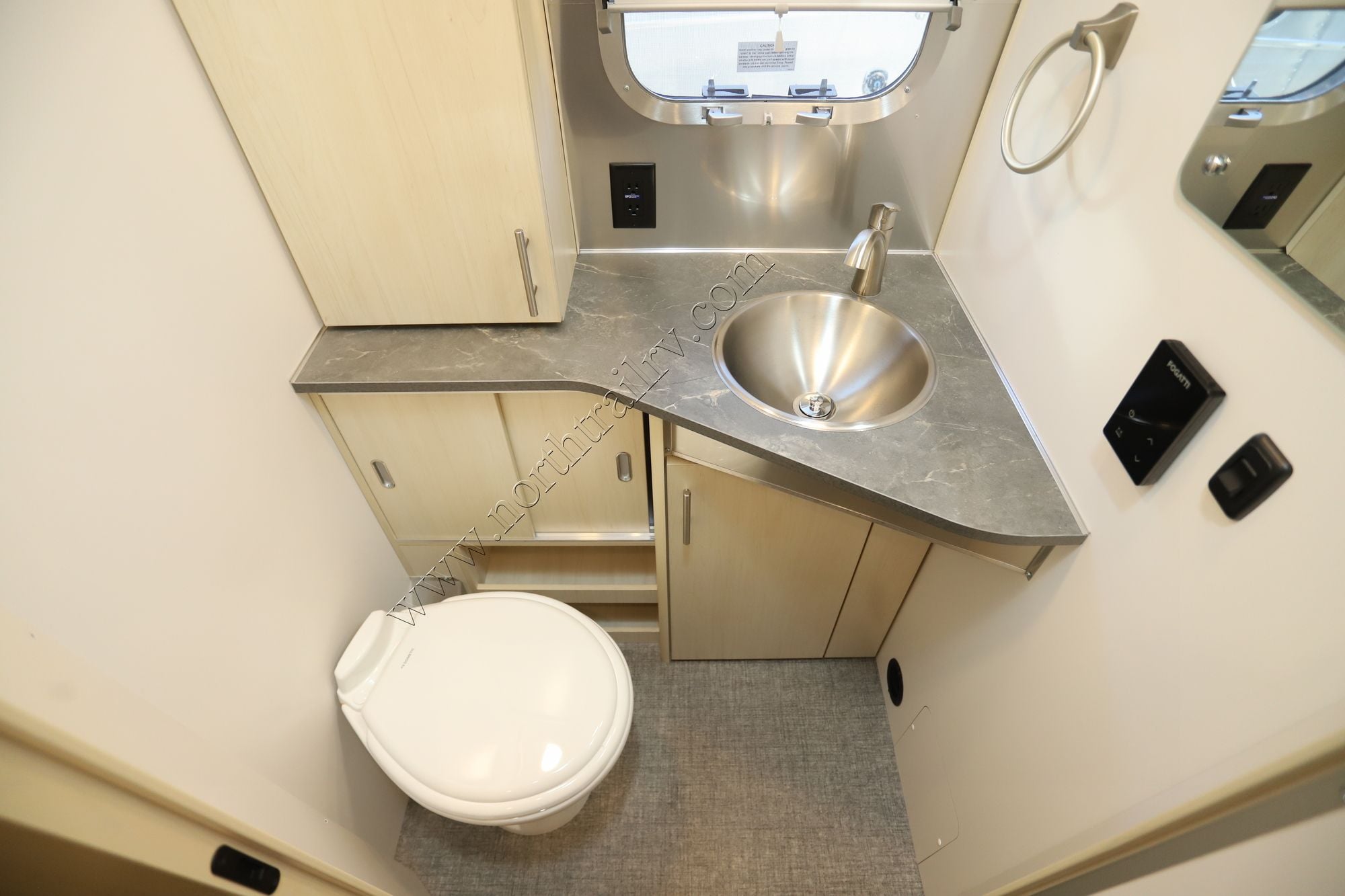 New 2026 Airstream Flying Cloud 25FB Travel Trailer  For Sale