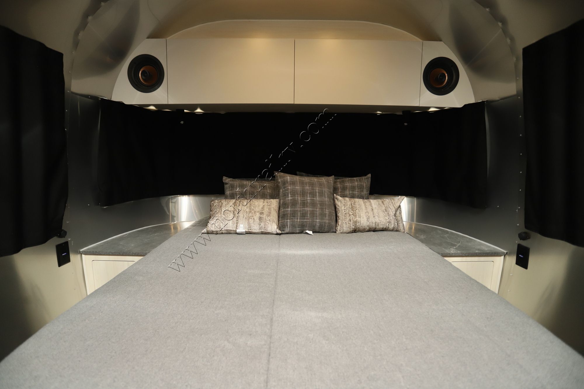 Used 2025 Airstream Flying Cloud 27FB Travel Trailer  For Sale