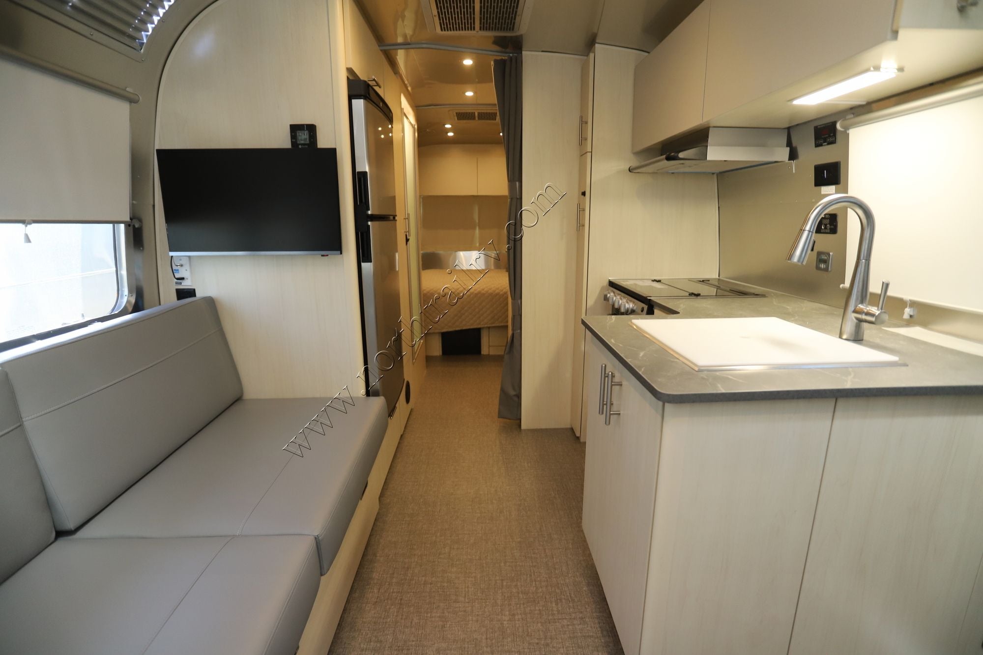 New 2026 Airstream Flying Cloud 25FB Travel Trailer  For Sale