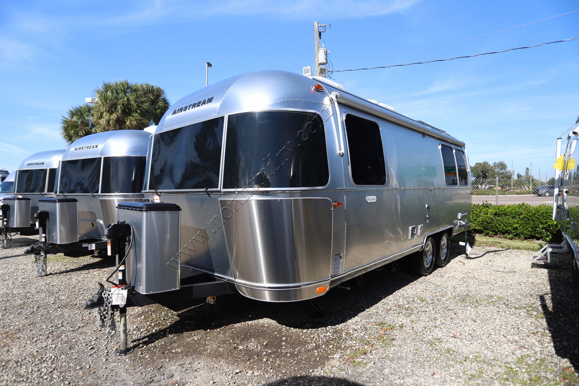 New 2026 Airstream Flying Cloud 25FB Travel Trailer  For Sale