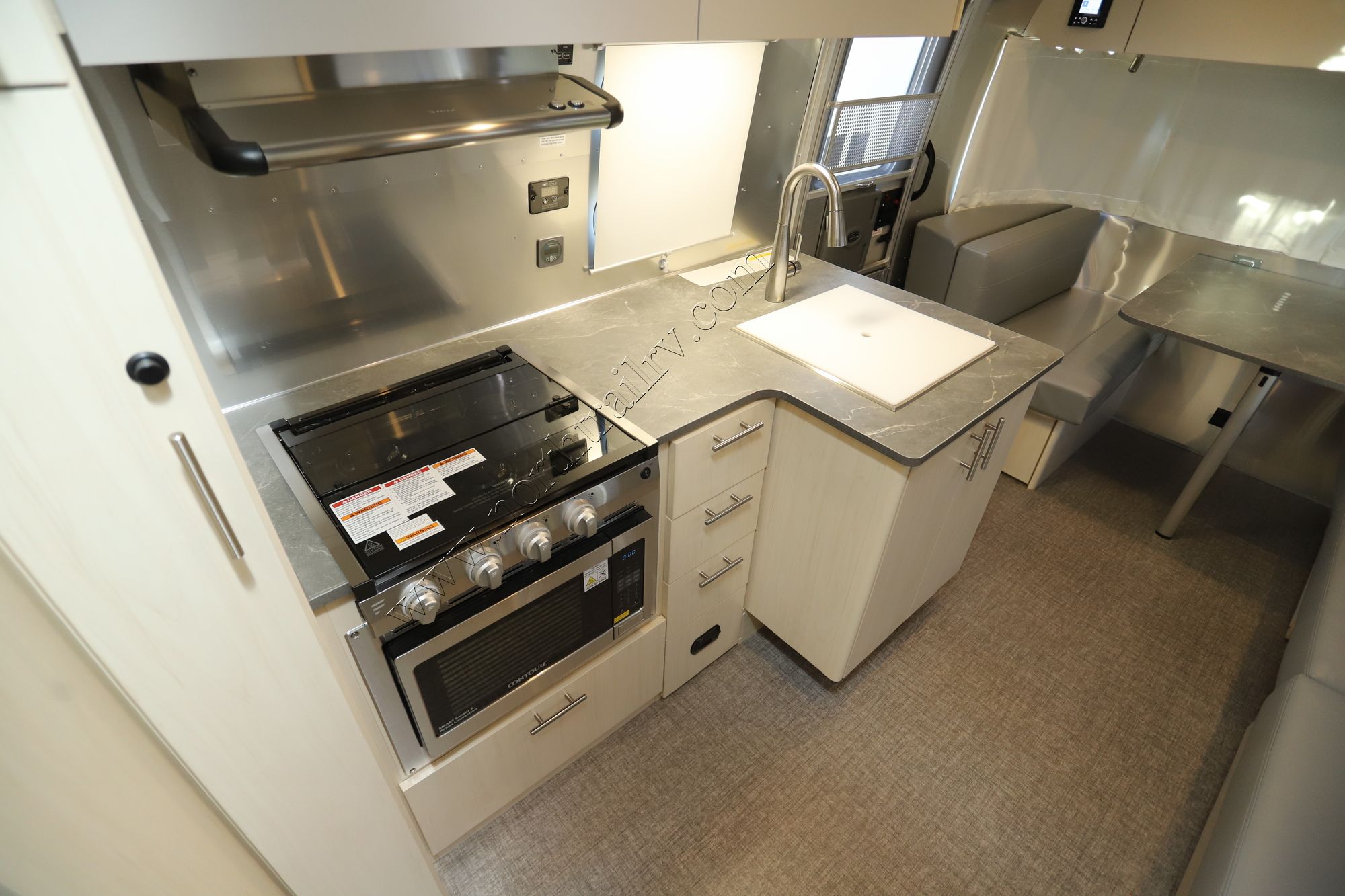 New 2026 Airstream Flying Cloud 25FB Travel Trailer  For Sale