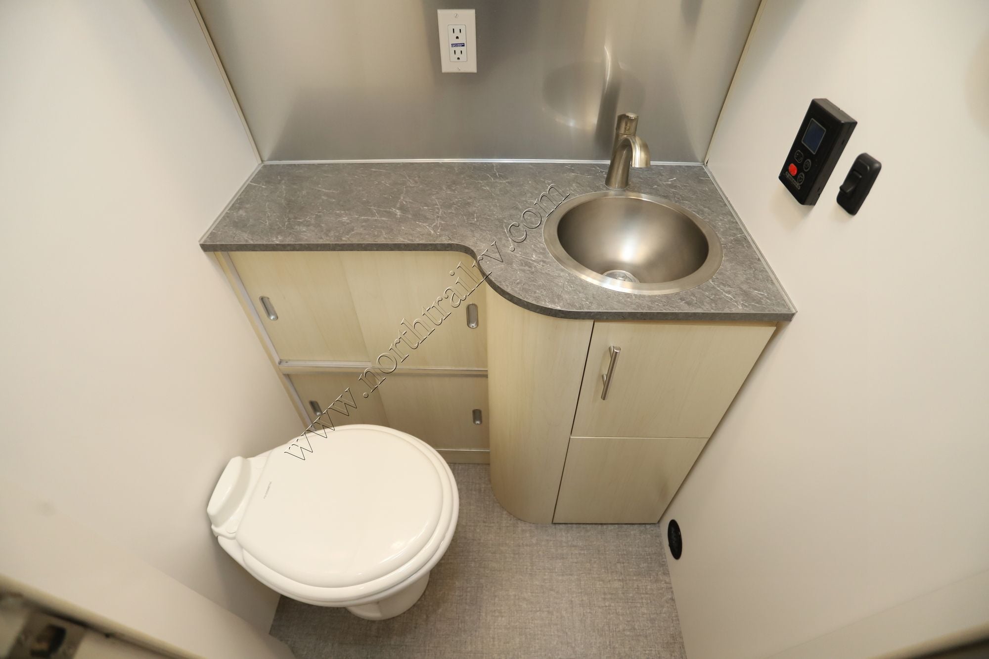 Used 2022 Airstream Flying Cloud 27FB Travel Trailer  For Sale