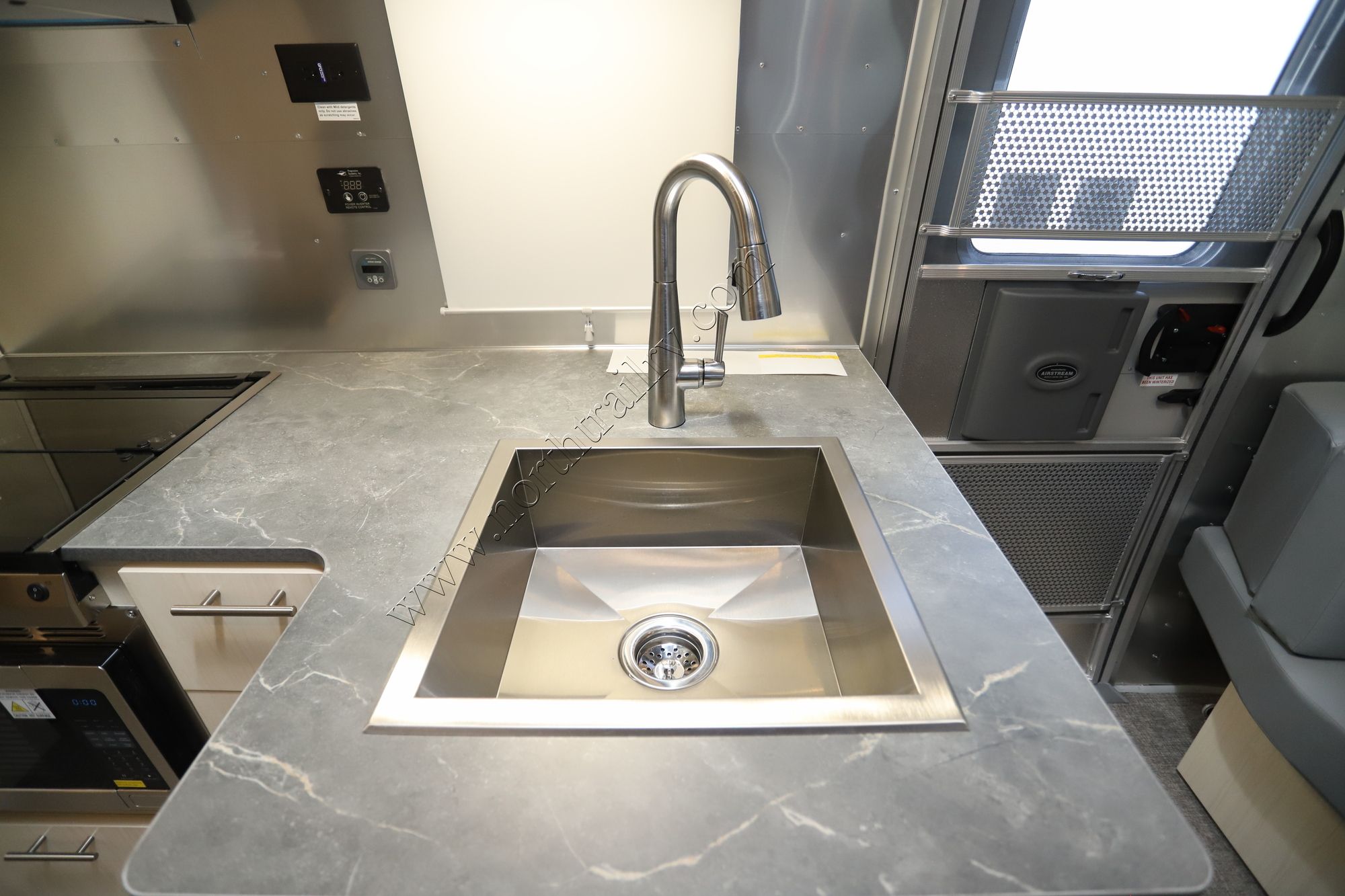 New 2026 Airstream Flying Cloud 25FB Travel Trailer  For Sale