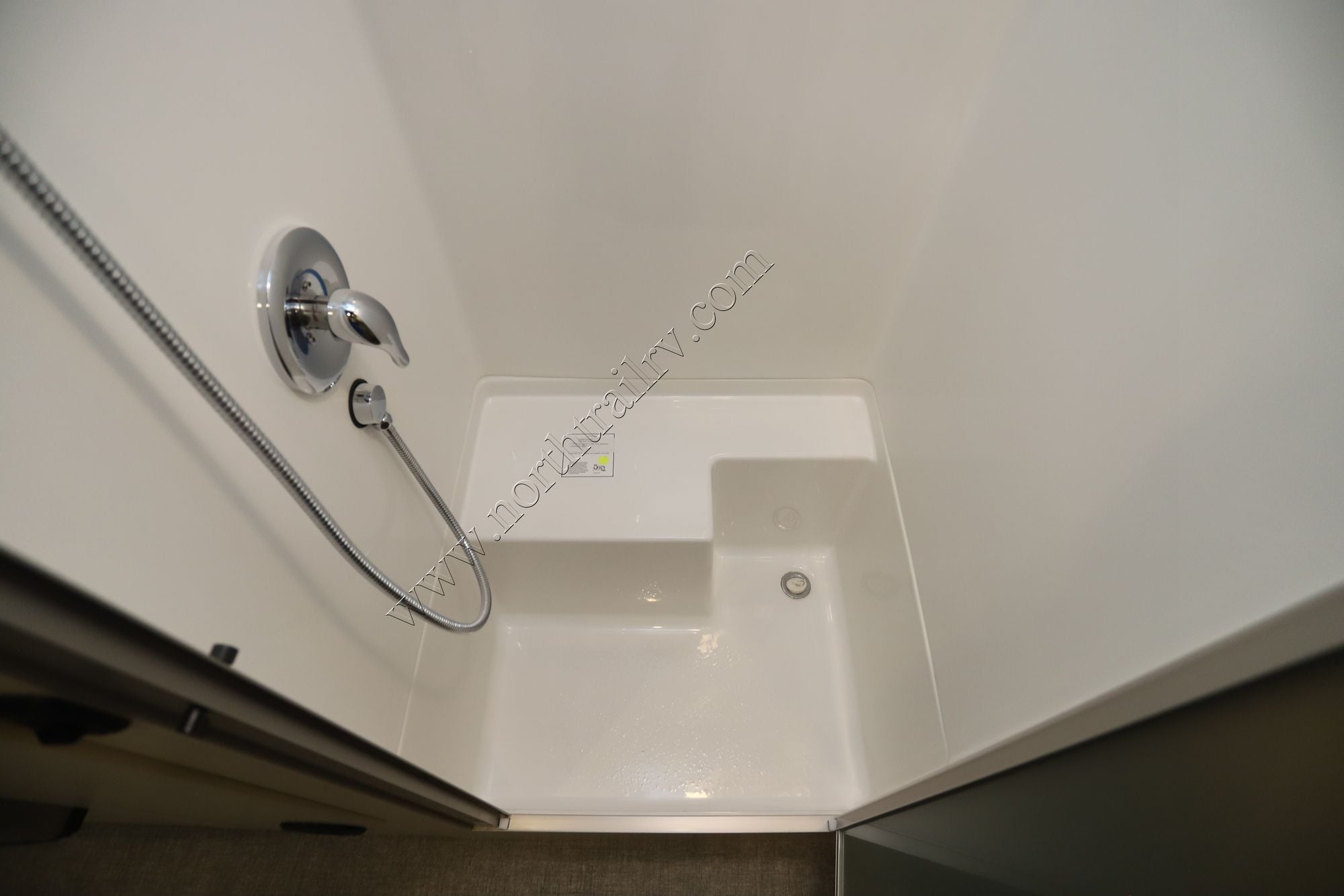 New 2026 Airstream Flying Cloud 25FB Travel Trailer  For Sale