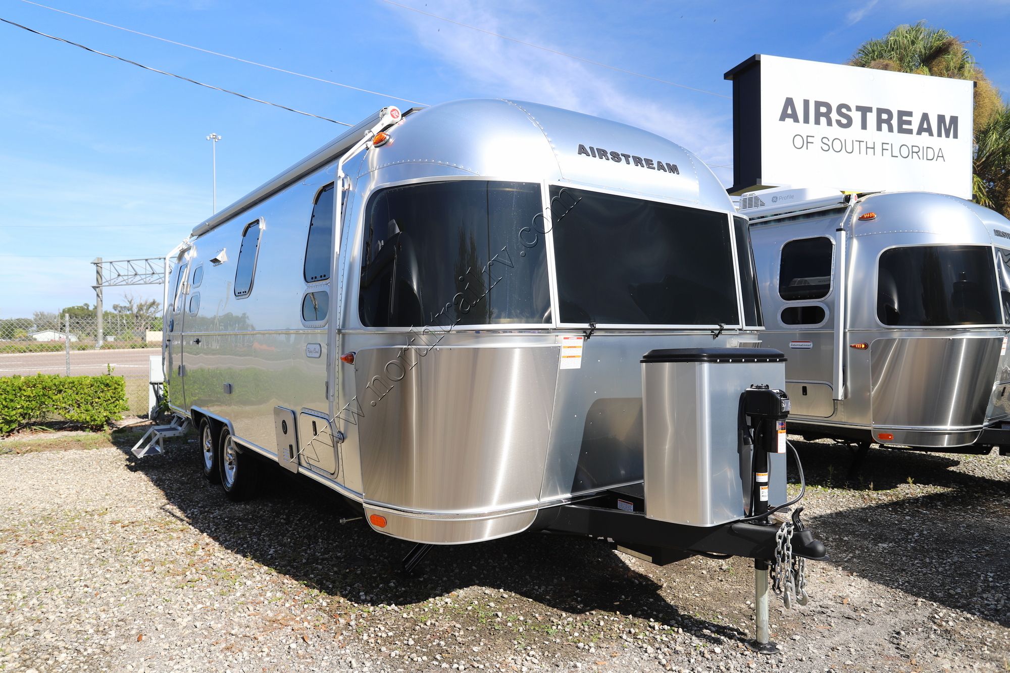 New 2026 Airstream Flying Cloud 25FB Travel Trailer  For Sale