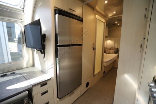 2022 Airstream Flying Cloud 25FB Travel Trailer