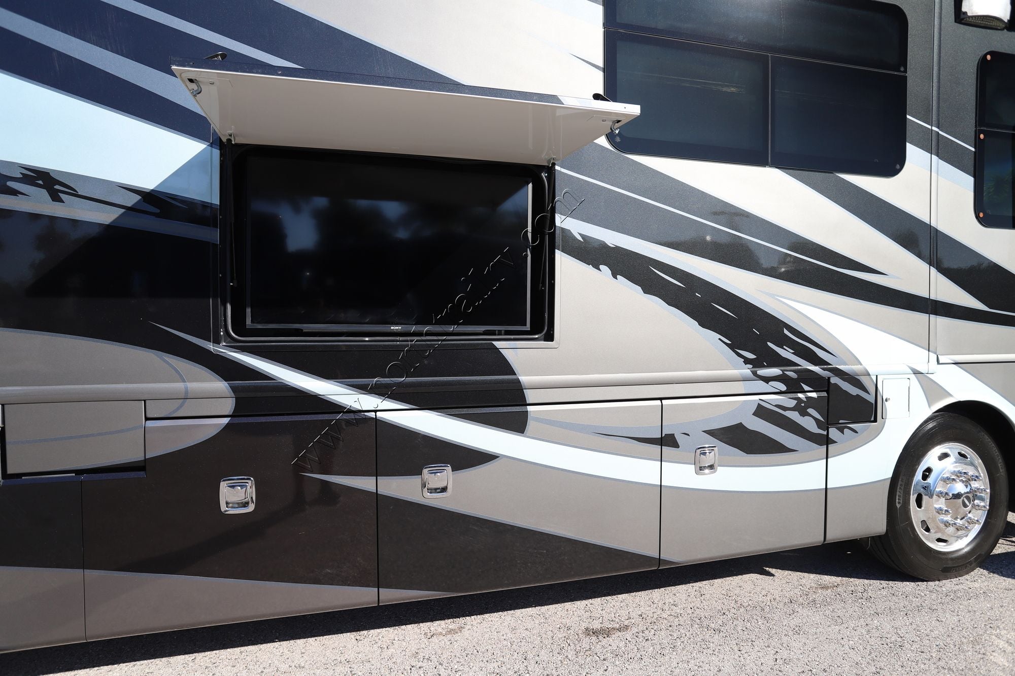 Used 2019 Fleetwood Discovery Lxe 40D Class A  For Sale