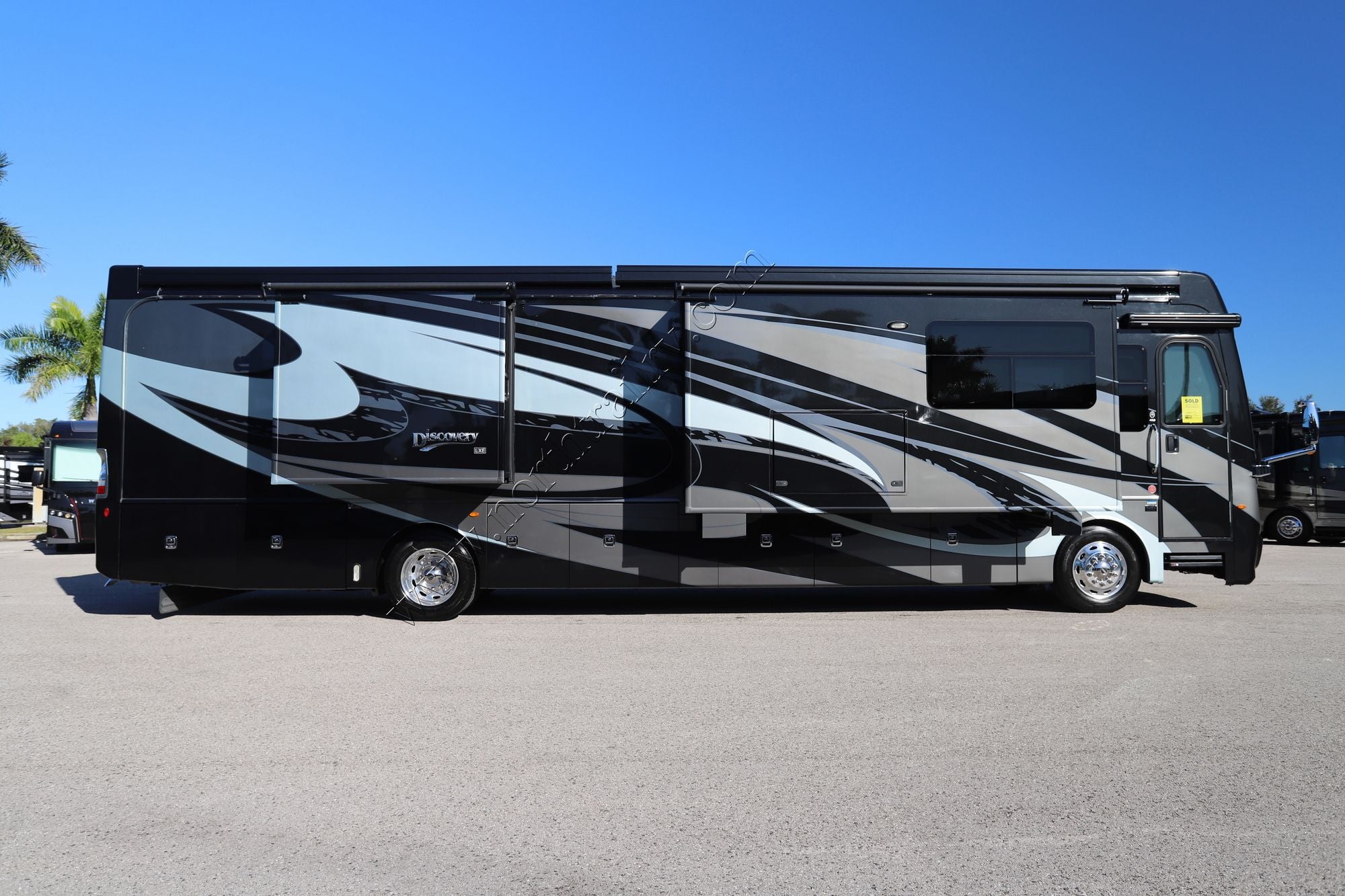 Used 2019 Fleetwood Discovery Lxe 40D Class A  For Sale