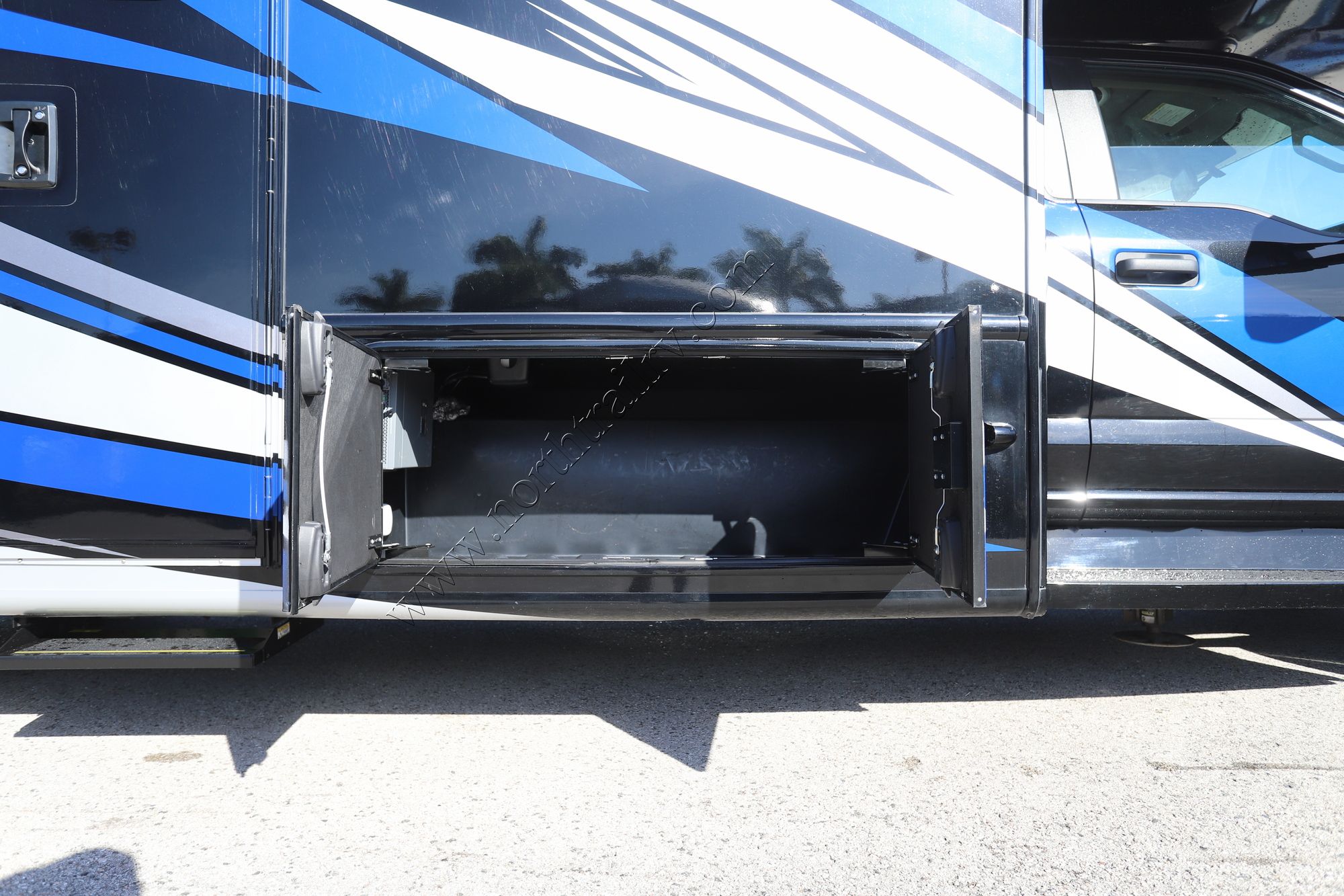 Used 2023 Thor Omni 32XG Super C  For Sale