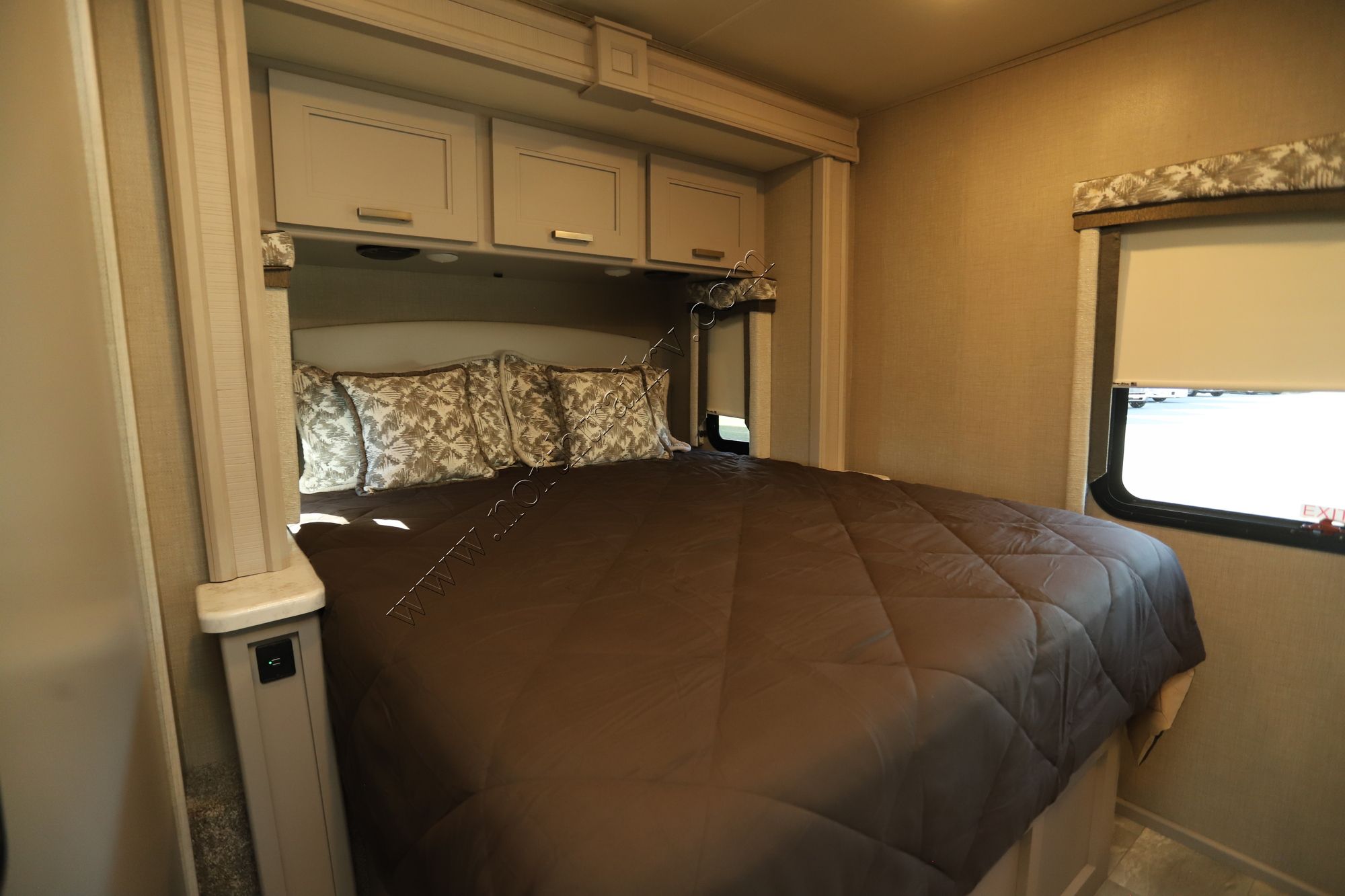 Used 2023 Thor Omni 32XG Super C  For Sale