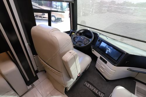 2025 Newmar Essex 4551