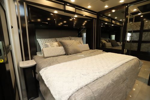 2025 Newmar Essex 4551