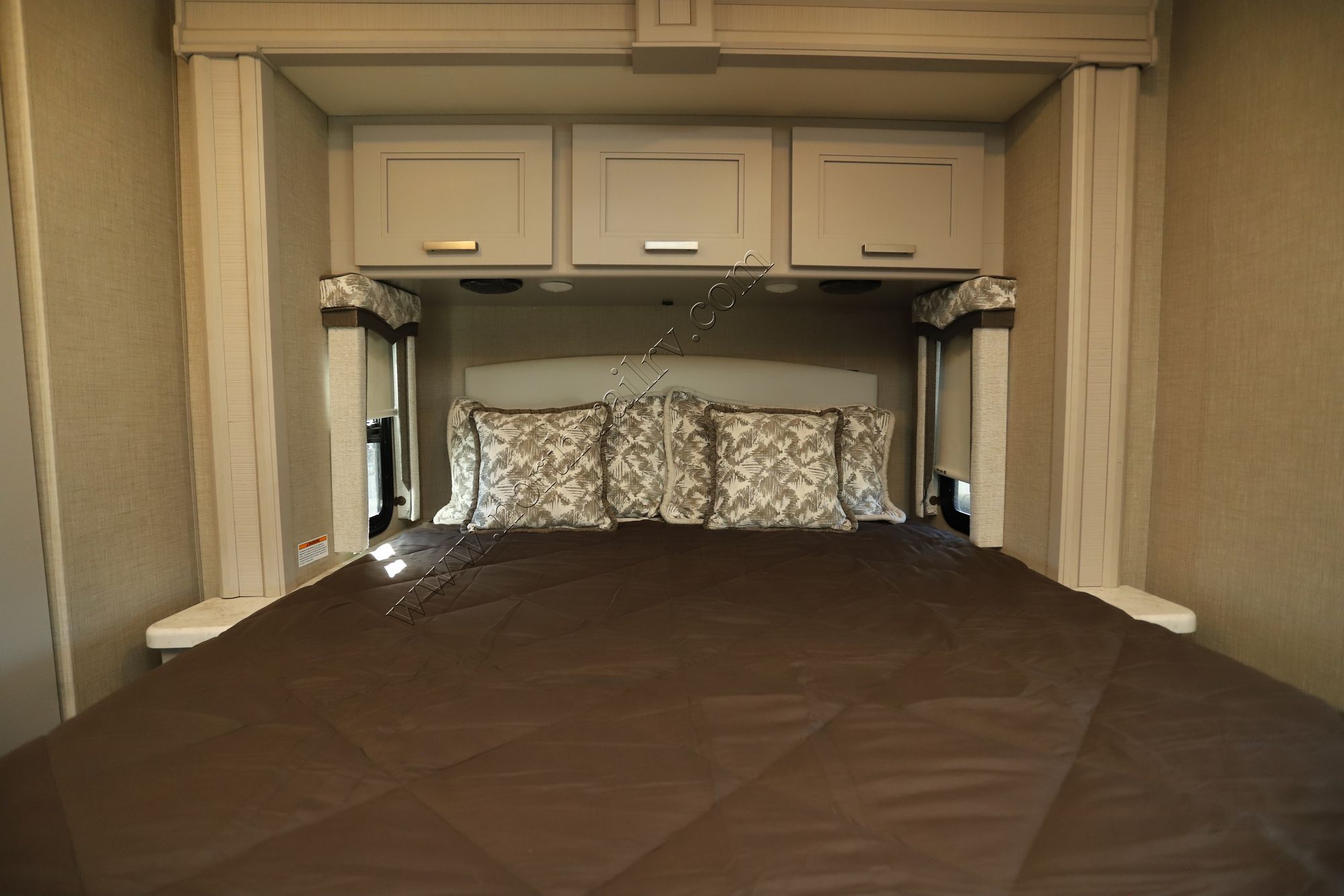 Used 2023 Thor Omni 32XG Super C  For Sale