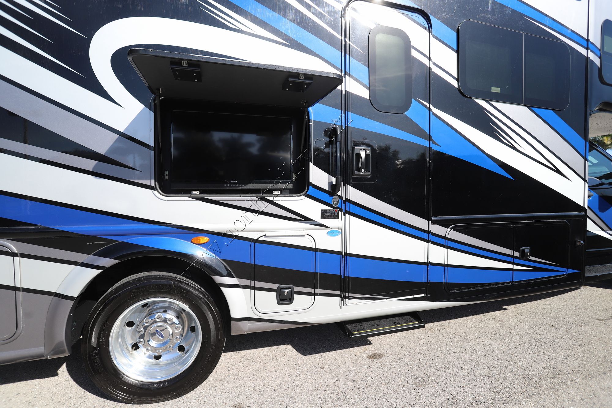 Used 2023 Thor Omni 32XG Super C  For Sale