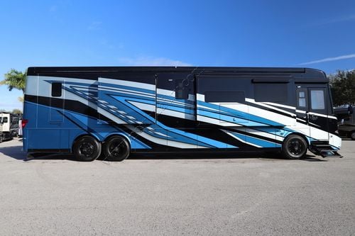 2025 Newmar Essex 4551