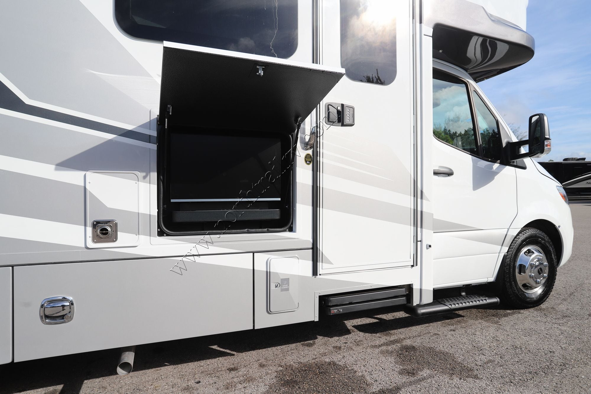 New 2026 Renegade Rv Vienna 25RML Class C  For Sale