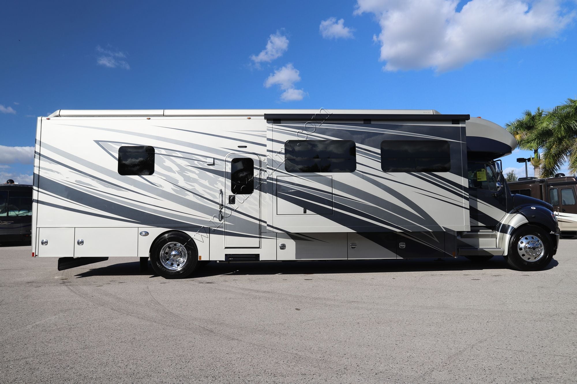 Used 2025 Renegade Rv Verona Le 40LRB Super C  For Sale