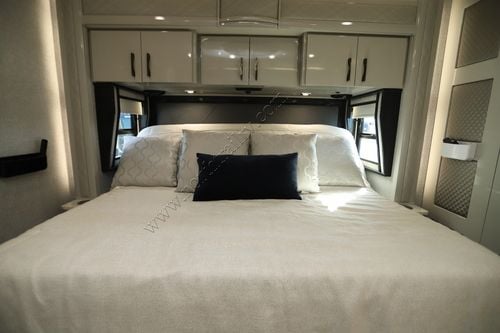 2023 American Coach American Eagle 45E