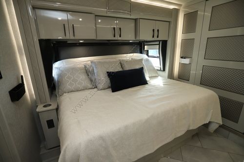 2023 American Coach American Eagle 45E