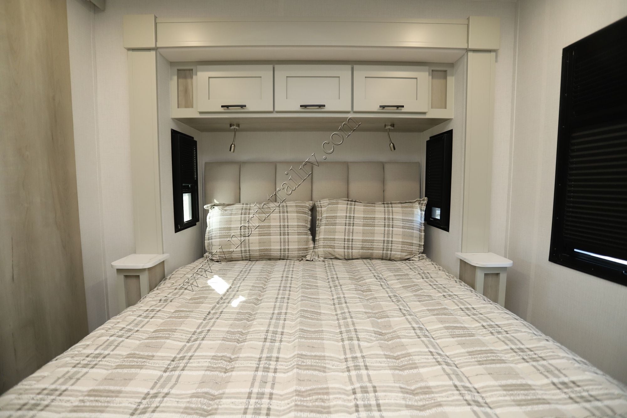 New 2026 Dynamax Isata 6 31KS 4X4 Super C  For Sale