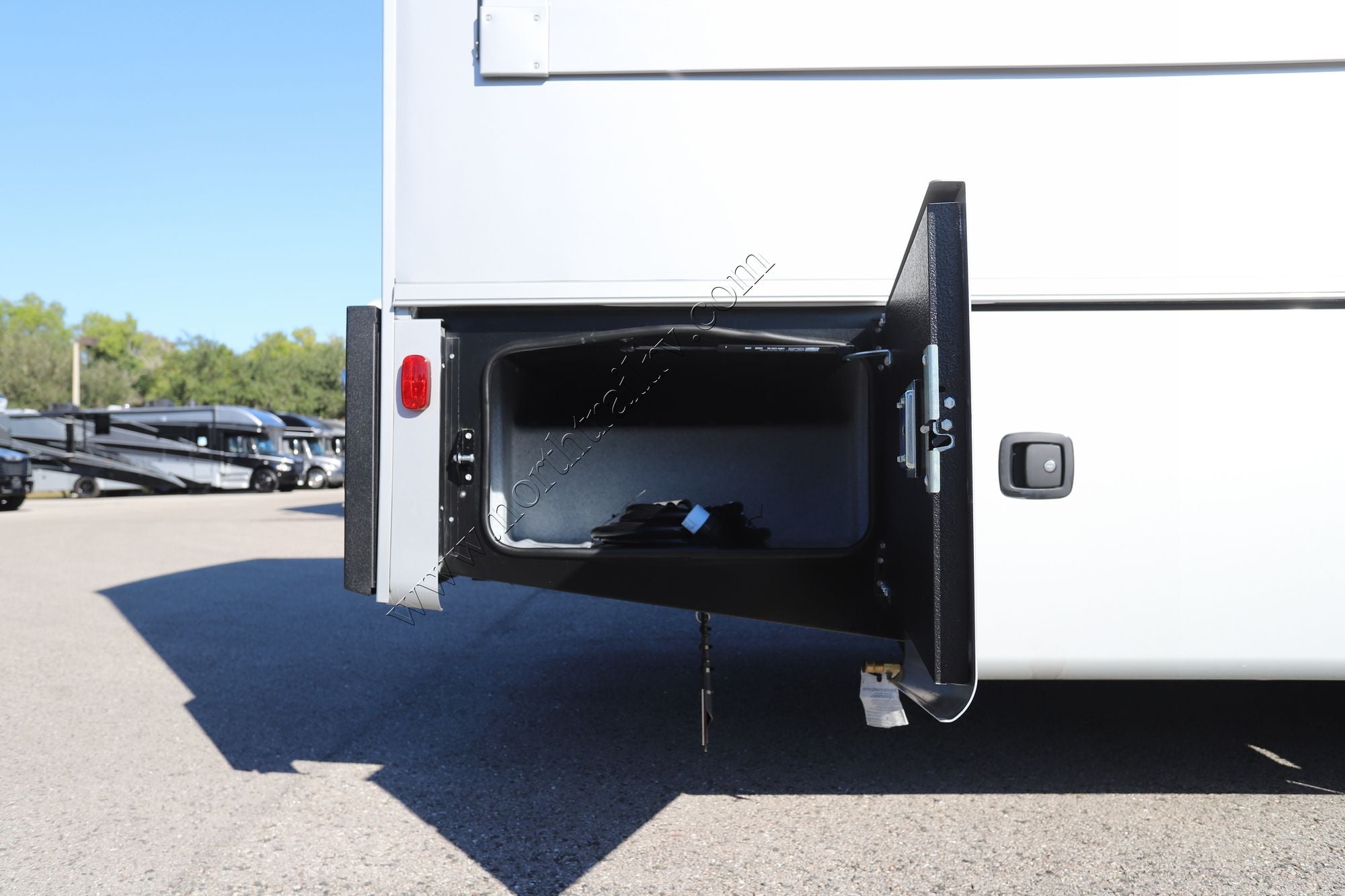 New 2026 Dynamax Isata 6 31KS 4X4 Super C  For Sale