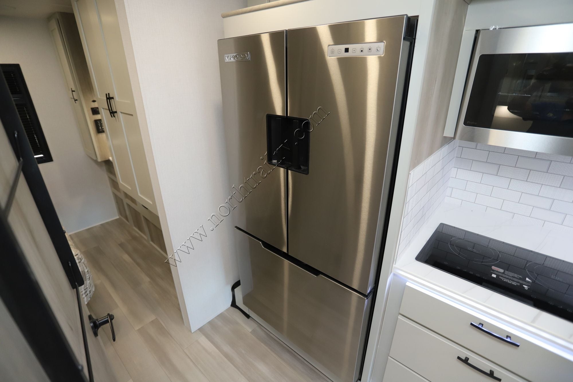 New 2026 Dynamax Isata 6 31KS 4X4 Super C  For Sale