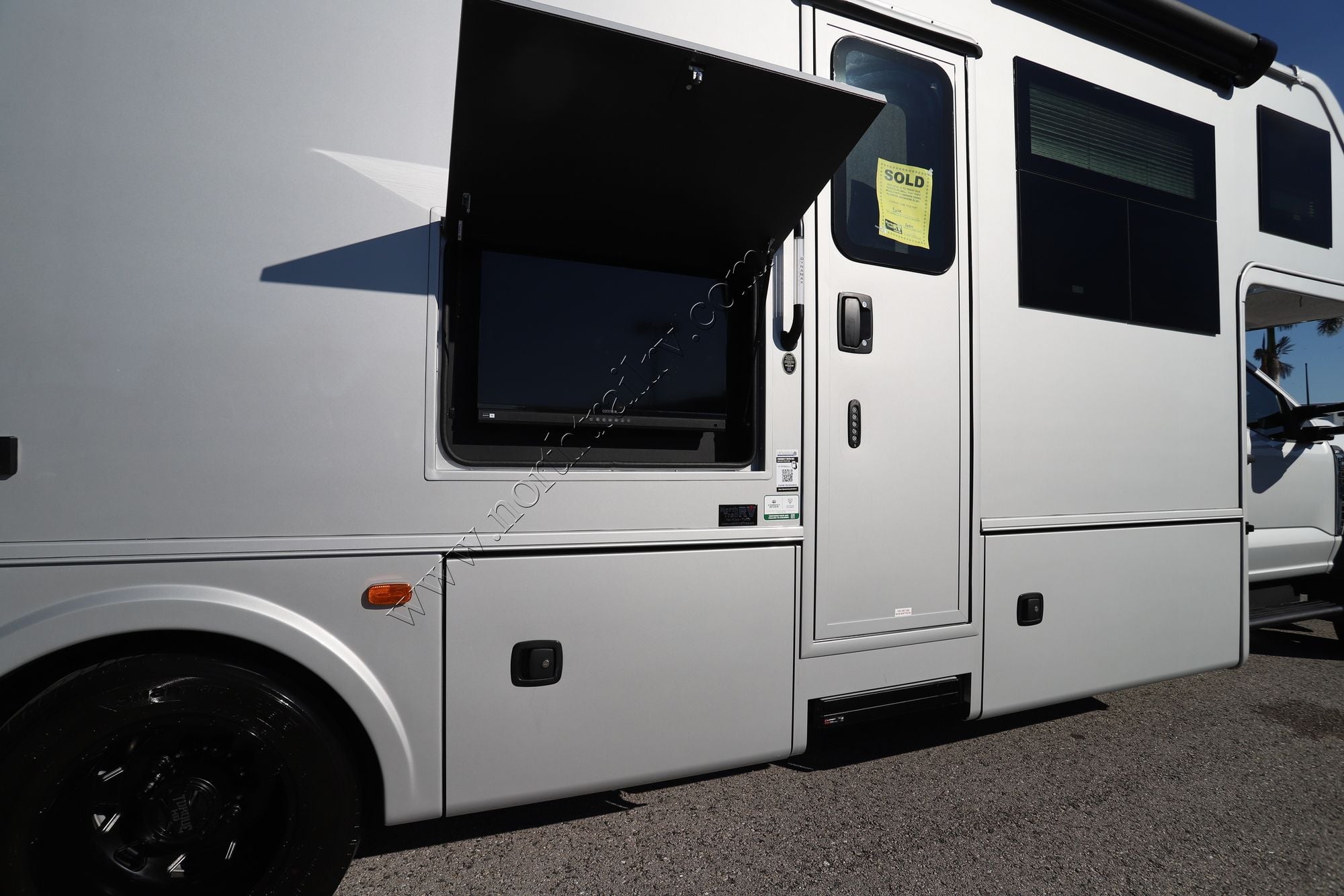 New 2026 Dynamax Isata 6 31KS 4X4 Super C  For Sale