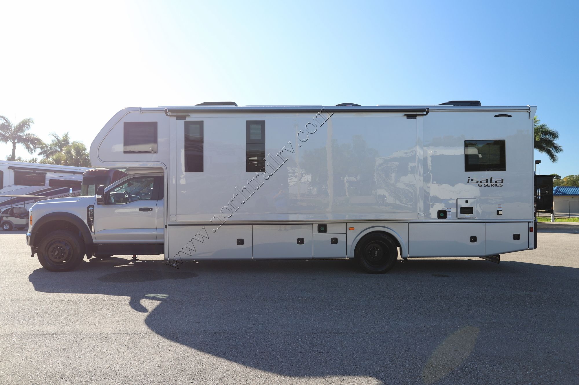 New 2026 Dynamax Isata 6 31KS 4X4 Super C  For Sale