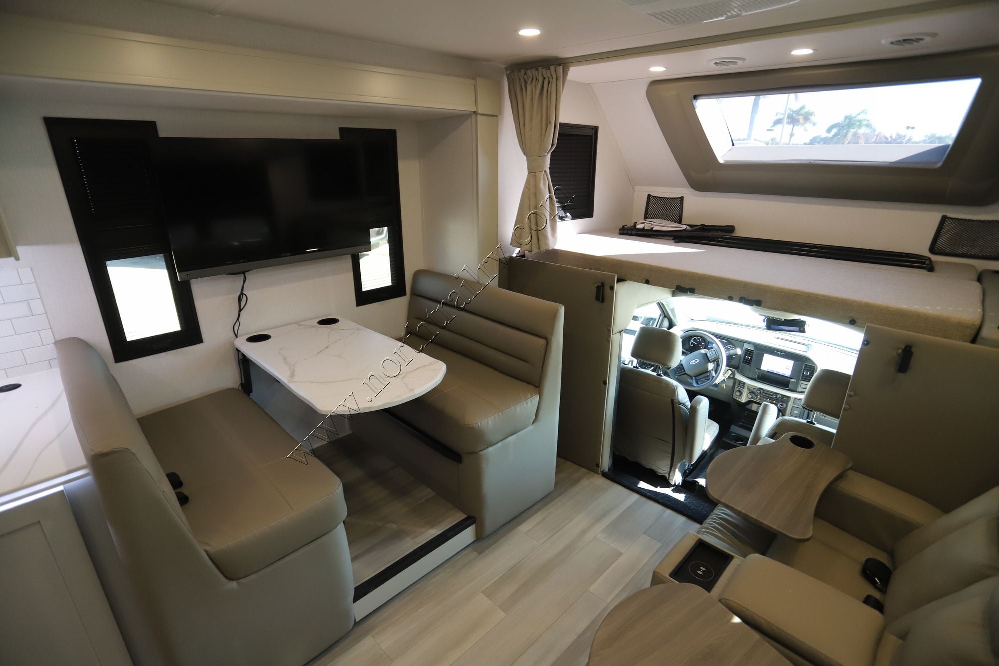 New 2026 Dynamax Isata 6 31KS 4X4 Super C  For Sale