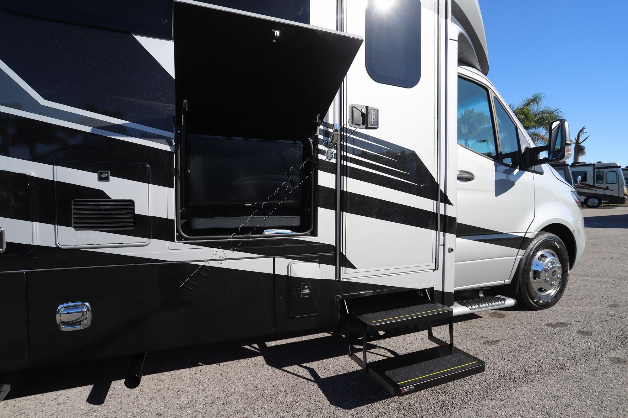 Used 2025 Renegade Rv Vienna 25RML Class C  For Sale