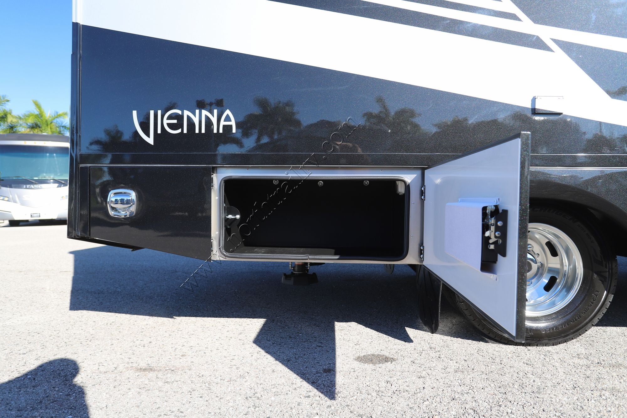 Used 2025 Renegade Rv Vienna 25RML Class C  For Sale