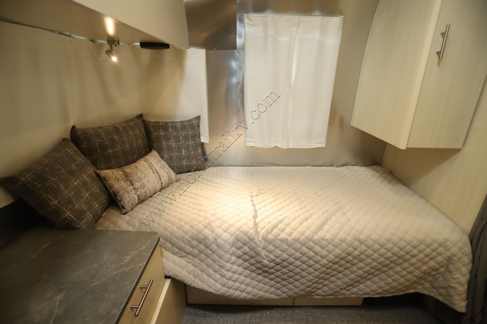 2026 Airstream Flying Cloud 25FB Travel Trailer New  For Sale