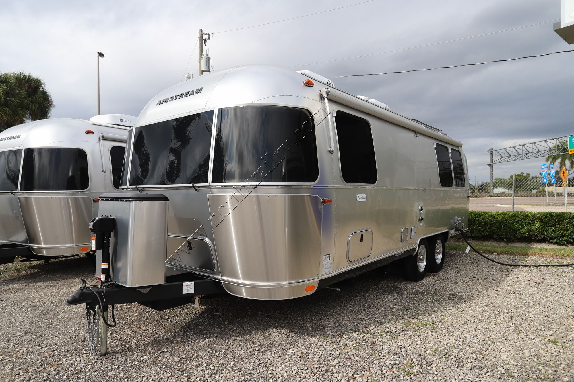 2026 Airstream Flying Cloud 25FB Travel Trailer New For Sale