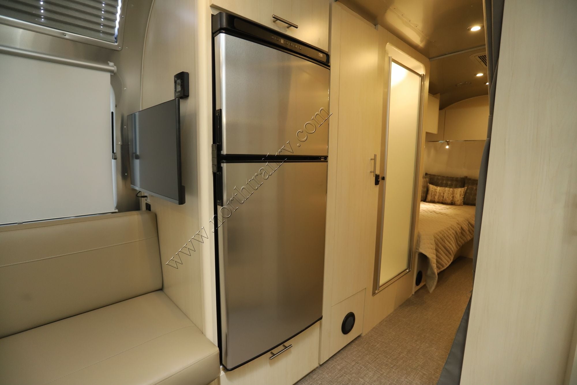 2026 Airstream Flying Cloud 25FB Travel Trailer New  For Sale