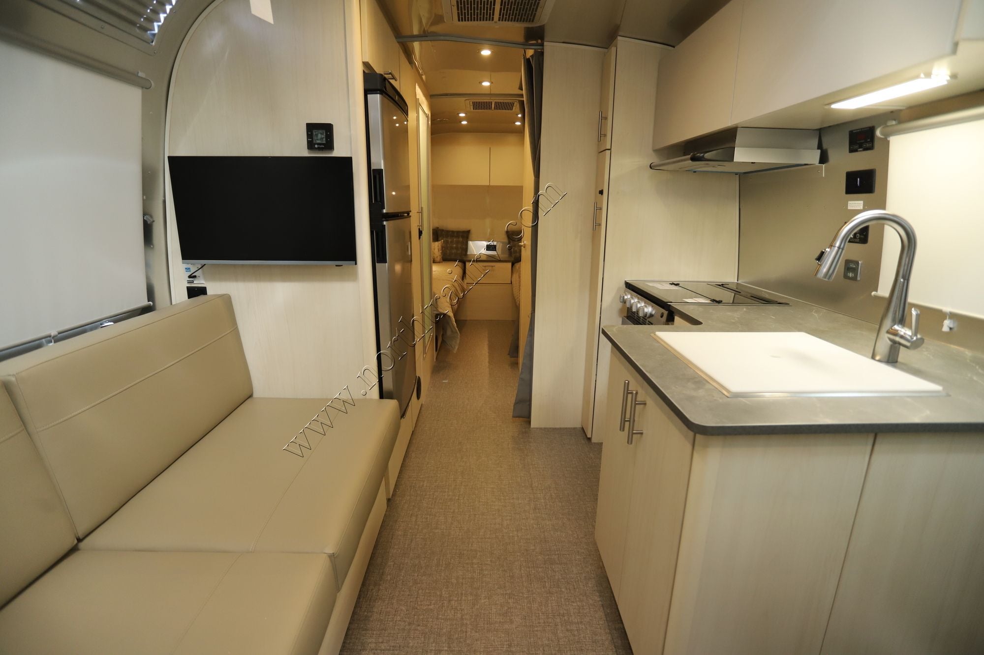 2026 Airstream Flying Cloud 25FB Travel Trailer New  For Sale